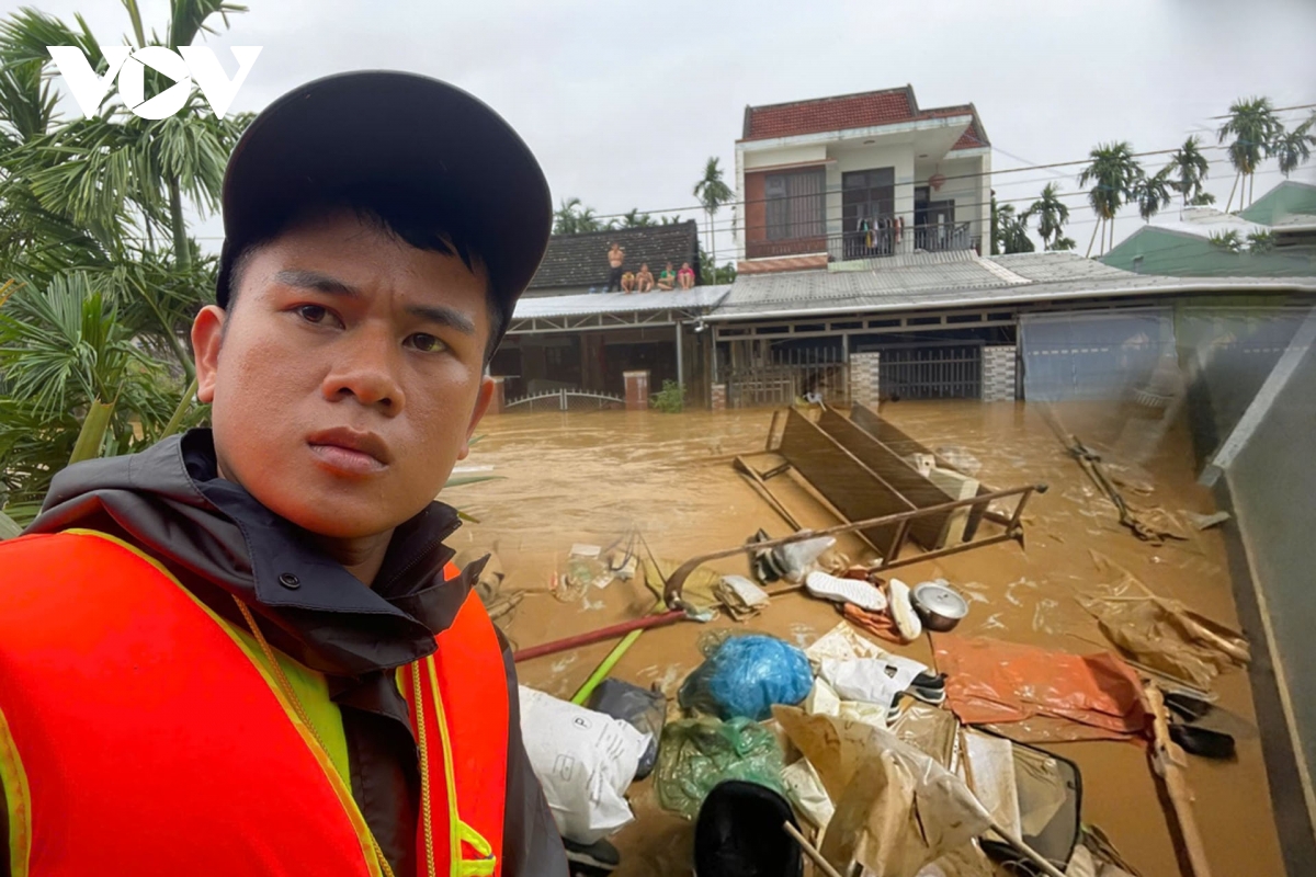 Đi cứu hộ về, chàng trai Huế bủn rủn khi nhà cửa tan hoang trong nước lũ